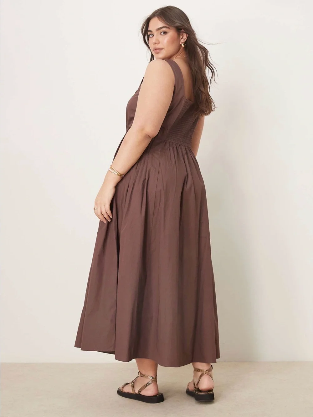 ASOS Curve square neck pleated waist midi sundress in chocolate - Picture 3 of 4